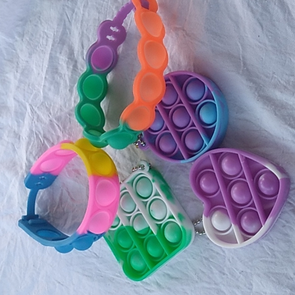 5 piece pop it fidgeting tools. 2 bracelets and 3 keychains Lot # 8